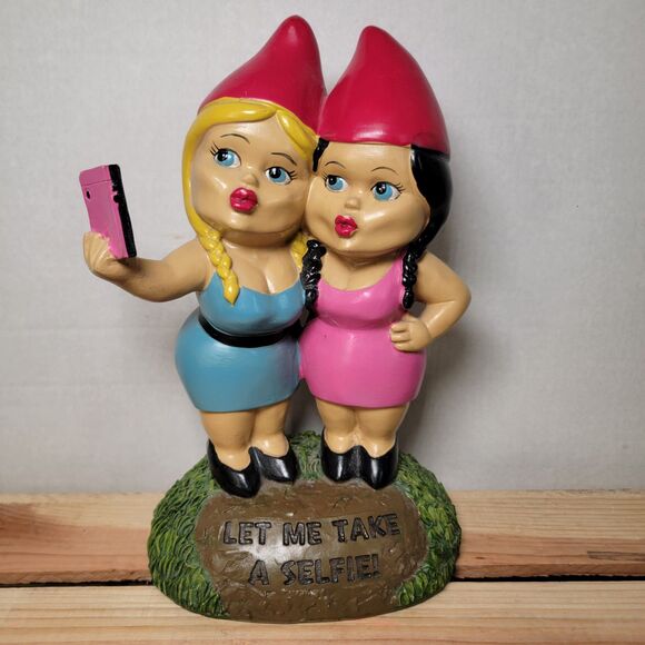 BigMouth Inc Best Friend Gnomes Resin Statue "Let Me Take A Selfie!" - Picture 1 of 9